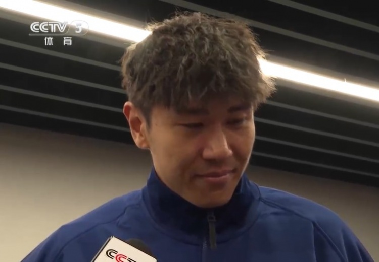  鐵漢柔情！三鎮(zhèn)球員劉奕鳴探望患病小球迷時哽咽