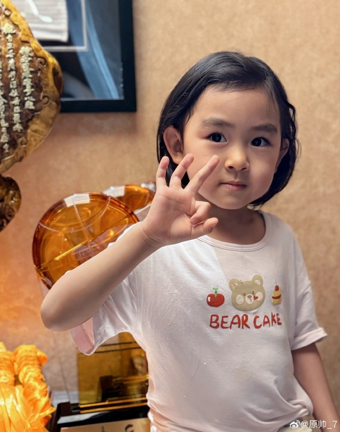  三分大賽三冠王！原帥曬三冠獎杯：完成了女兒給安排的任務(wù)！