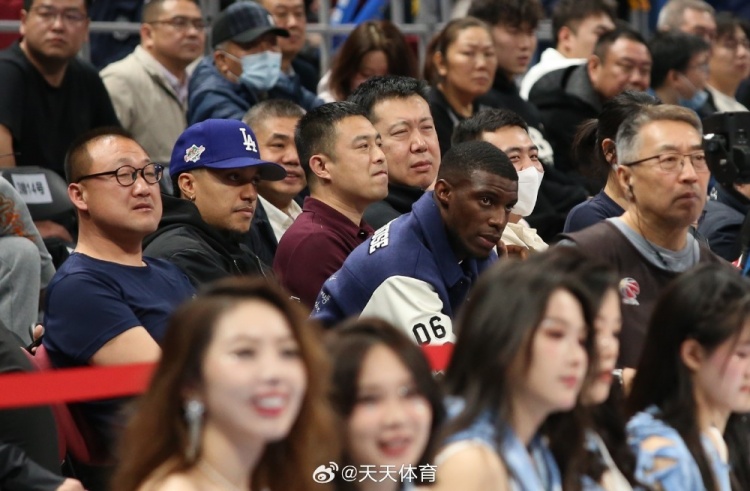  真籃球迷！國安外援法比奧攜玉昆外援科斯塔來到五棵松觀戰(zhàn)CBA