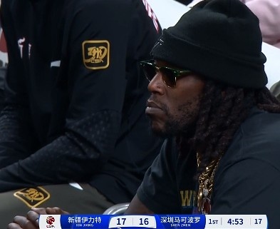  哦呦？你來了！新疆新外援哈雷爾場邊觀戰(zhàn)新疆主場vs深圳的比賽