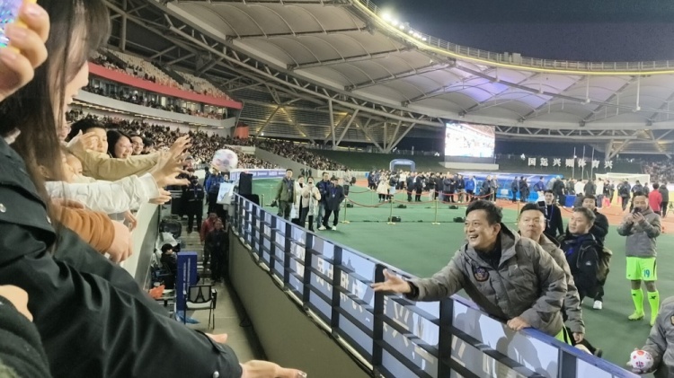  中國香港明星足球隊40載巡回賽樂山站，1-2不敵海浪明星足球隊