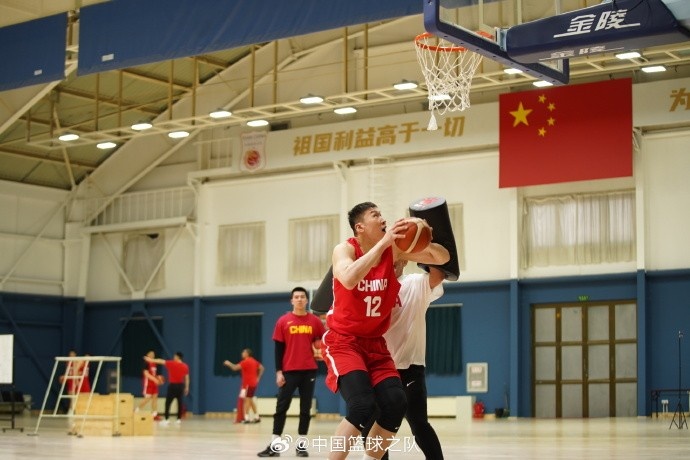  中國籃球之隊官博：大塊頭 大能量 祝李炎哲25歲生日快樂！
