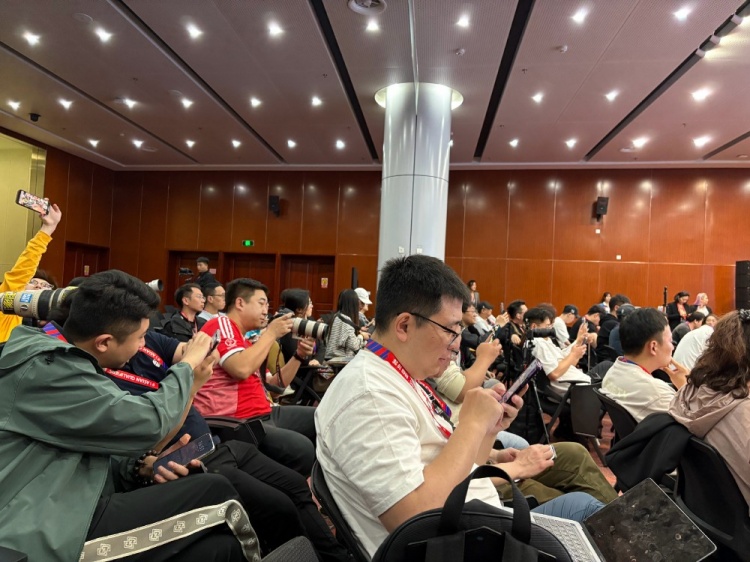  萬(wàn)眾矚目！記者擠滿(mǎn)國(guó)足賽前新聞發(fā)布廳，賽場(chǎng)記者預(yù)計(jì)超300人