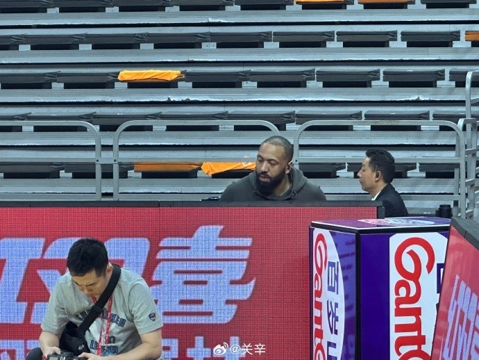  今晚不打？廣東主場(chǎng)迎戰(zhàn)廣廈 吉倫沃特一身便裝現(xiàn)身球館