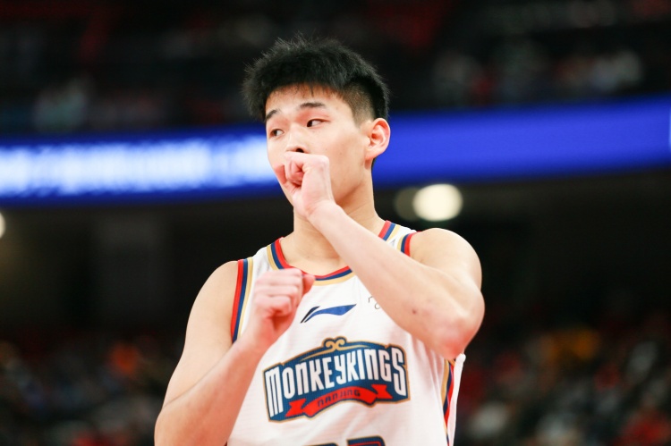  效率太低！林葳25中8&三分10中1拿到19分1板3助2斷 4失誤