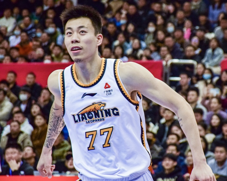  狀態(tài)復蘇！張鎮(zhèn)麟上半場11投7中&三分4中1 拿到15分4板4助2斷
