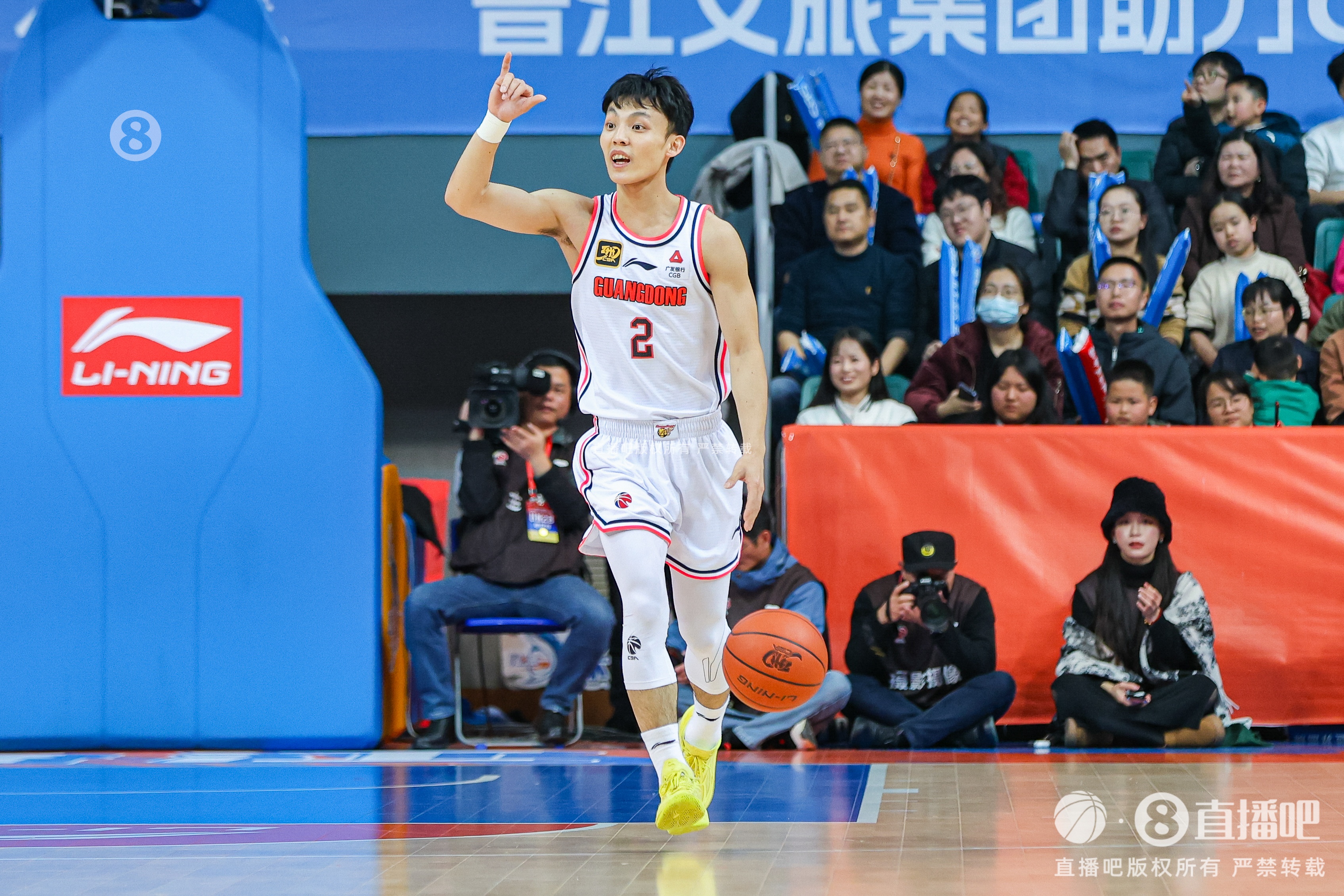  打得輕松！徐杰9中4拿到12分3板6助1斷