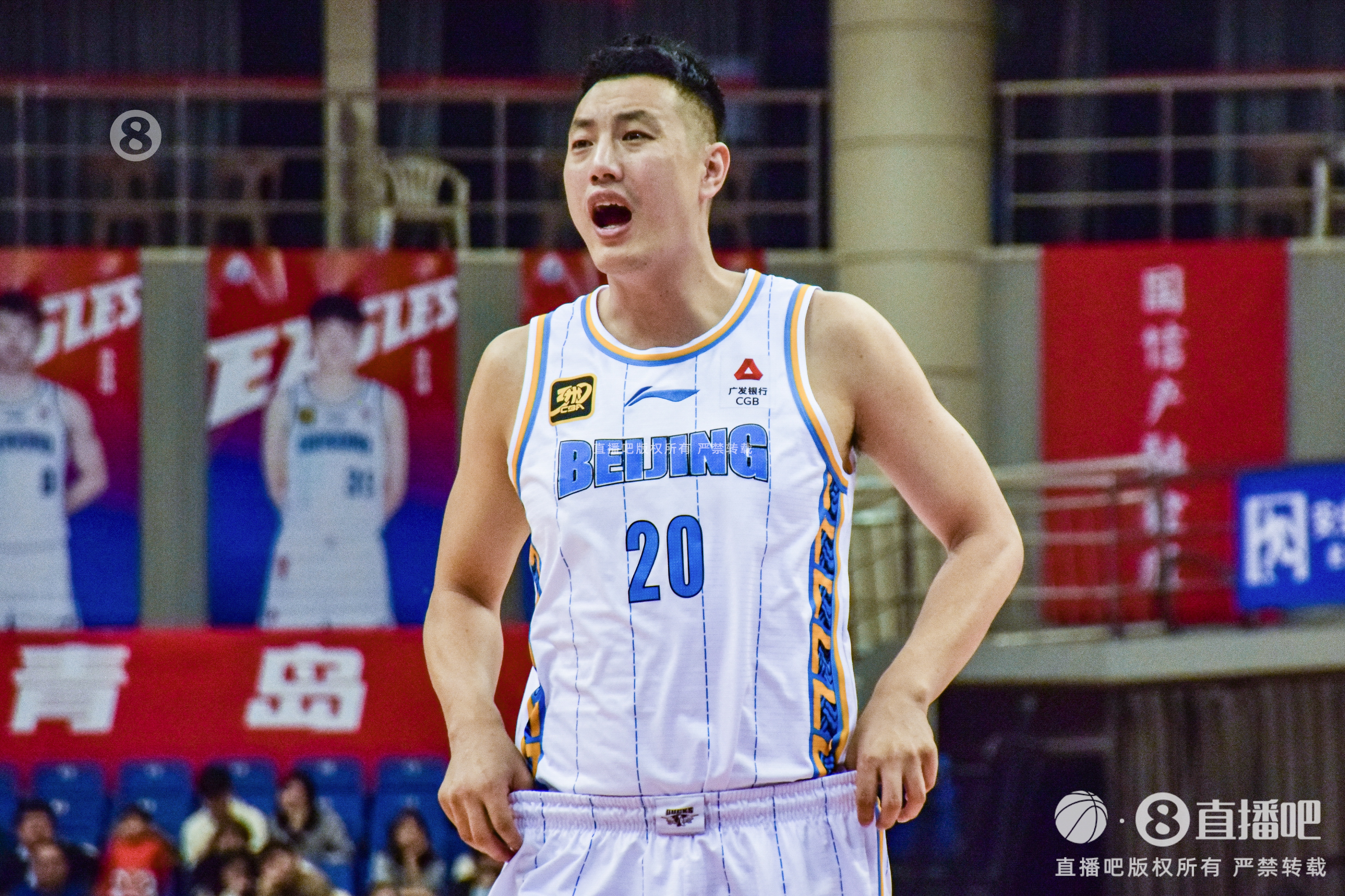  隊長以身作則！翟曉川狂搶9個前場籃板 替補4中1&6罰5中拿7分12板