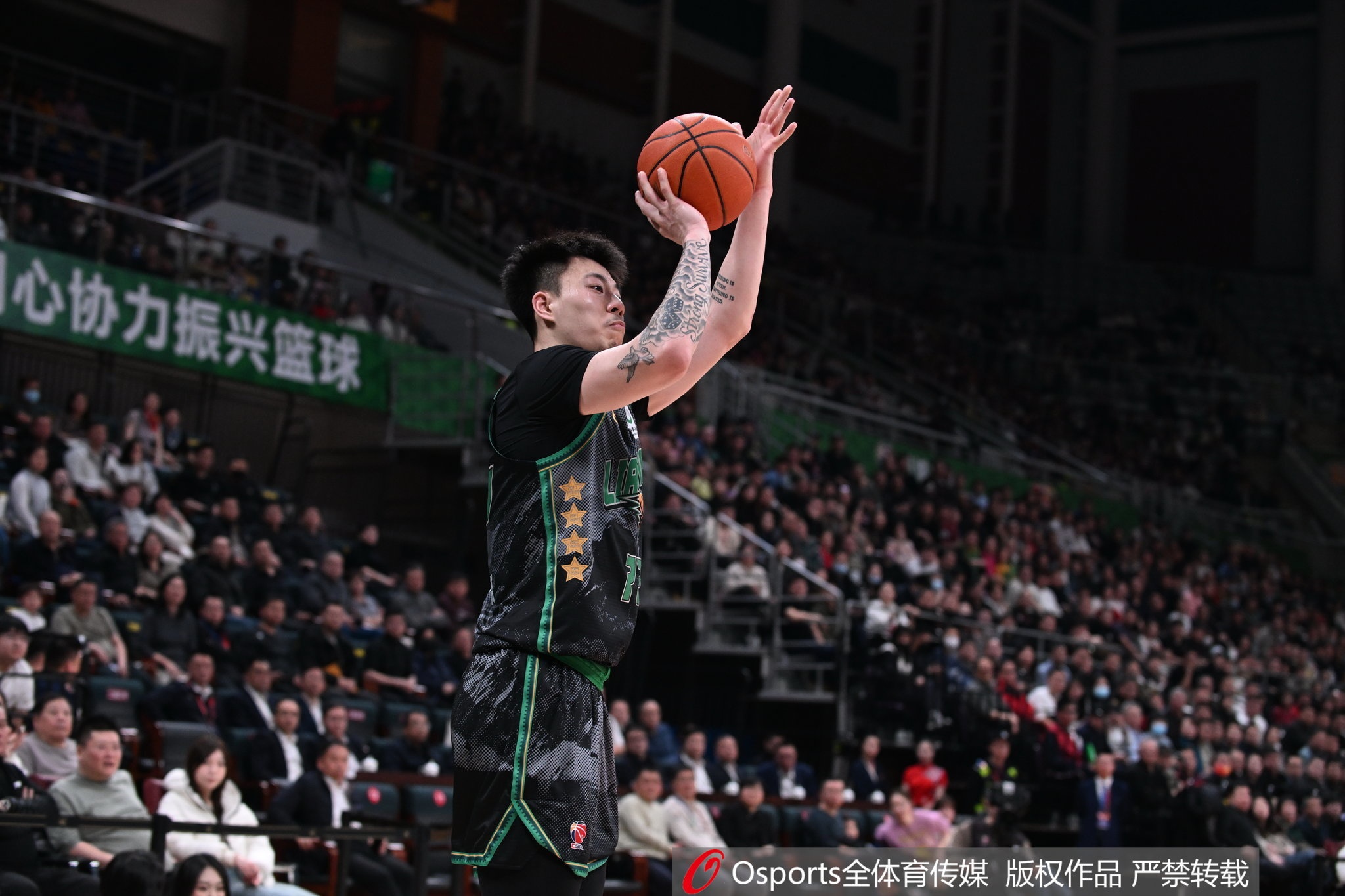  雙星閃耀！張鎮(zhèn)麟&韓德君半場(chǎng)合計(jì)12中8 合砍21分9籃板2助攻2搶斷